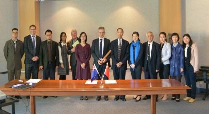Picture: Lincoln University Group Manager, Corporate Services and Deputy Vice-Chancellor, Mr Murray Dickson, left, and SJPC President Mr Cheng-Shu Chen exchange a gift.