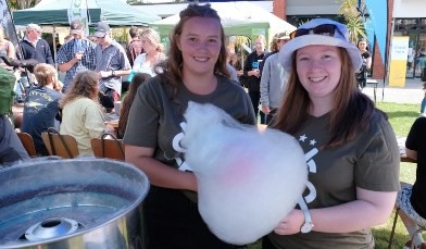  Lincoln SVA members Caitlin Rhodes and Megan Cambus serve up candyfloss at the recent Lincoln University Clubs and Market Day.