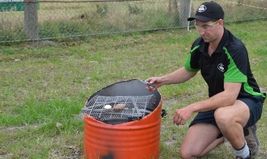 Aorangi FMG Young Farmer of the Year Dale McAlwee cooks up a burger during the contest.